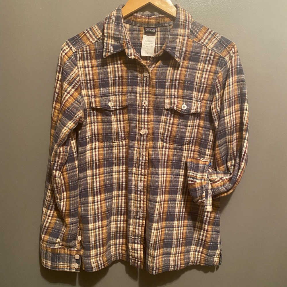 Patagonia flannel, size 4. Soft, well-made, organic cotton. Excellent condition!